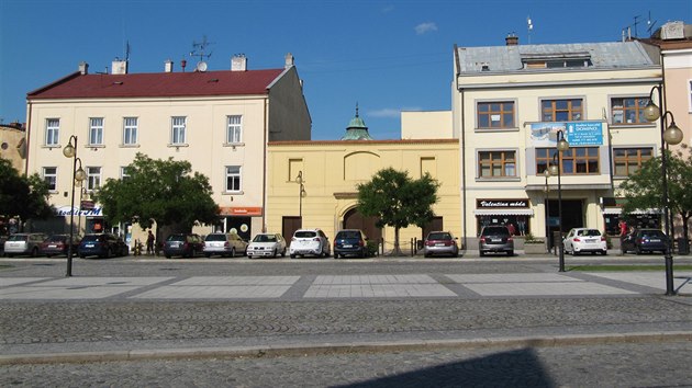 Z náměstí je viditelná pouze čelní barokní stěna holešovských masných krámů.