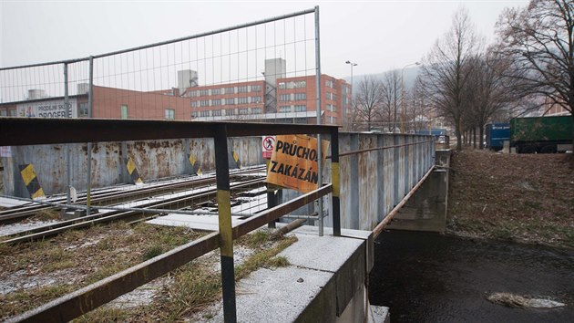 Lávka s železniční vlečkou vede přes řeku Dřevnici z baťovského areálu k ulici Nábřeží ve Zlíně-Prštném.