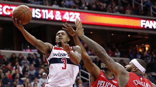 Bradley Beal z Washingtonu zakonuje na ko New Orleans pes brnc E'Twauna Moorea (uprosted) ar DeMarcuse Cousinse.