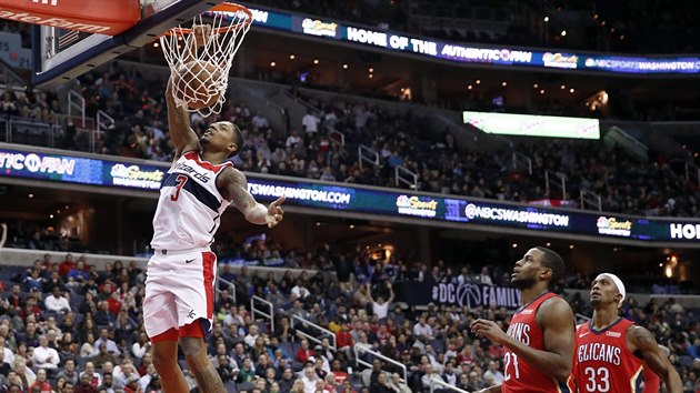 Bradley Beal z Washingtonu zakonuje na ko New Orleans. Darius Miller a Dante Cunningham (vlevo) jen pihlej.