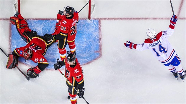 Tom Plekanec (vpravo) z Montrealu se raduje z glu v duelu na led Calgary.