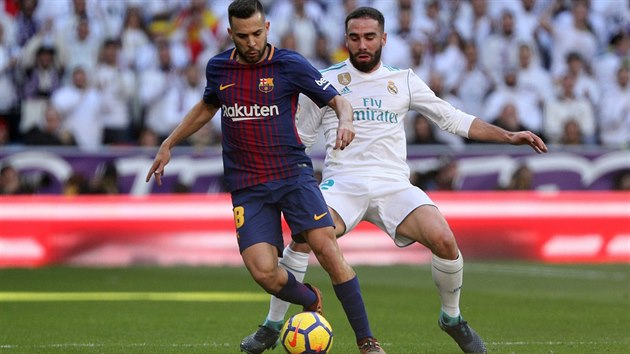 Jordi Alba (vlevo) z Barcelony si kryje m�� p�ed   Danim Carvajalem z Realu Madrid.