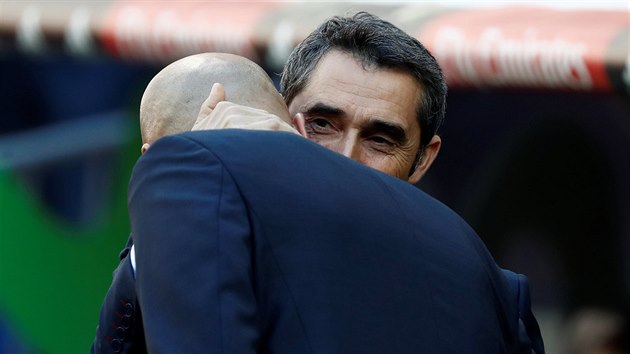 Předzápasový pozdrav trenérů. Vlevo Zinedine Zidane z Realu Madrid, vpravo barcelonský Ernesto Valverde.