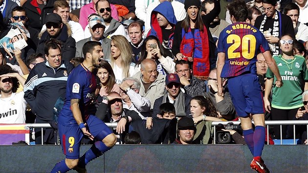 Luis Surez (vlevo) z Barcelony se raduje z glu v zpase s Realem Madrid.