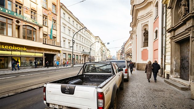 Na Národní třídě, jedné z nejvýznamnějších pražských ulic, parkují auta přímo na chodníku. Podle radnice tam nemají co dělat. (28.12.2017)