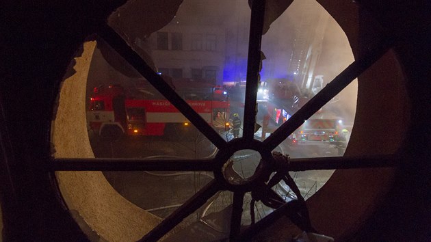Při rozsáhlém požáru bývalé textilky Karnoly v Krnově zasahovalo osmnáct jednotek hasičů. S ohněm hasiči bojovali čtyři hodiny.
