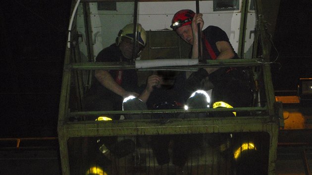 Dvě hodiny před půlnocí museli hasiči pomoct jeřábníkovi, který zkolaboval ve své kabině v průmyslovém areálu ve Frýdku-Místku.