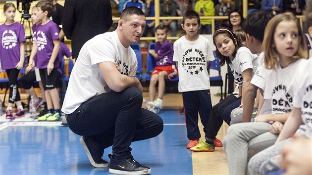 Fotografie z charitativn akce Sportovn hvzdy dtem Olomouckho kraje, kter se mimo jinch zastnil i judista Luk Krplek.