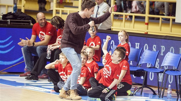Fotografie z charitativní akce Sportovní hvězdy dětem Olomouckého kraje, které se mimo jiných zúčastnil i herec Milan Peroutka či bývalý fotbalista Jan Koller (v pozadí vlevo).