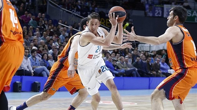 Jaycee Carroll (v blm) z Realu Madrid pronik defenzivou Valencie.