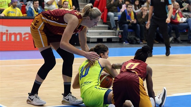 Marta Xargayov (ve lutm) z USK Praha se pokou uhjit m v souboji s Gintare Petronyteovou (vlevo) a Olivi poupaovou z Galatasaray Istanbul.
