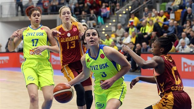 Leticia Romerov (u me) z USK Praha to na ko Galatasaraye pes Olivii poupaovou. Sleduj je Amanda Zahuiov (vlevo) a Gintare Petronyteov.