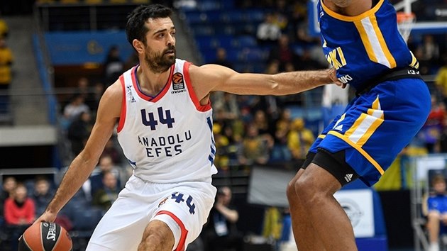 Krunoslav Simon (v blm) z Anadolu Efes Istanbul v zpase s Chimkami.