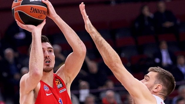 Nando De Colo z CSKA Moskva stl na ko Olympiakosu pes Vangelise Mantzarise.