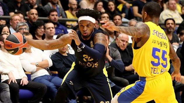 Bobby Dixon (vlevo) z Fenerbahce se pokou obejt Pierra Jacksona z Maccabi Tel Aviv.