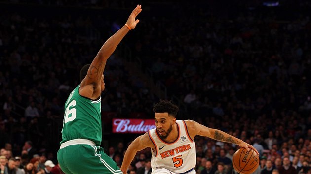 Courtney Lee (vpravo) z New Yorku to kolem Marcuse Smarta z Bostonu.