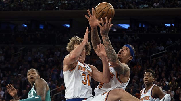 Michael Beasley sebral m na doskoku newyorskmu spoluhri Ronu Bakerovi, sleduje je Frank Ntilikina (vlevo) a bostonsk Terry Rozier.