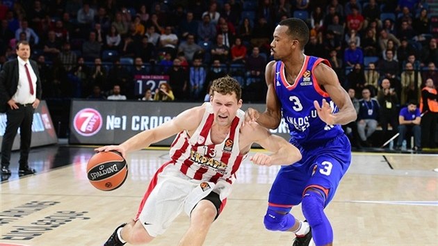 Janis Strelnieks (vlevo) z Olympiakosu Pireus obch�z� Erricka McColluma z Anadolu Efes Istanbul. V pozad� kou� istanbulsk�ho klubu Ergin Ataman.