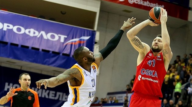 Nikita Kurbanov (vpravo) z CSKA st��l� p�es Malcolma Thomase z Chimek.