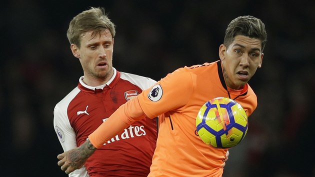 Nacho Monreal (vlevo) z Arsenalu atakuje Roberta Firmina z Liverpoolu.