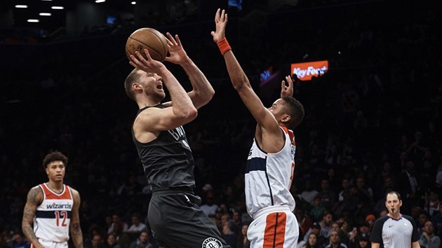 Nik Stauskas z Brooklynu stl na ko Washingtonu pes Tima Fraziera.