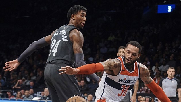 Mike Scott (vpravo) z Washingtonu bojuje s Rondae Hollisem-Jeffersonem z Brooklynu.