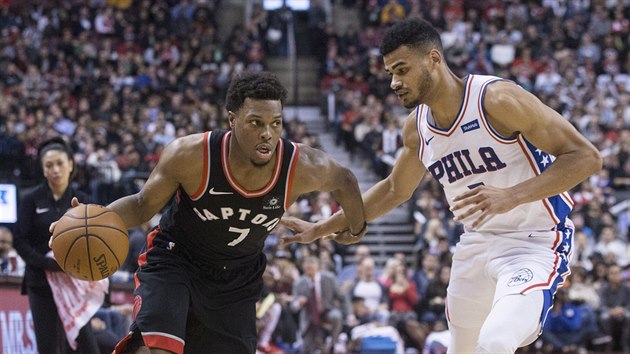 Kyle Lowry (vlevo) z Toronta unik Timothmu Luwawu-Cabarrotovi z Philadelphie.