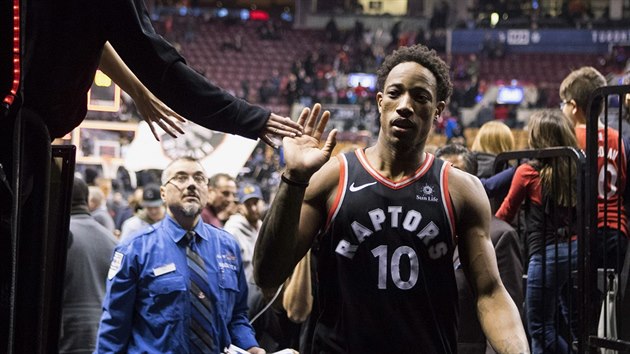 DeMar DeRozan z Toronta slav s fanouky vhru.