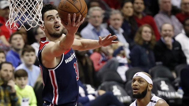 Tom Satoransk z Washingtonu zakonuje na ko Orlanda, sleduje ho Adreian Payne.