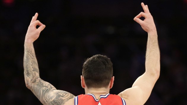 J. J. Redick z Philadelphie slav trojku.