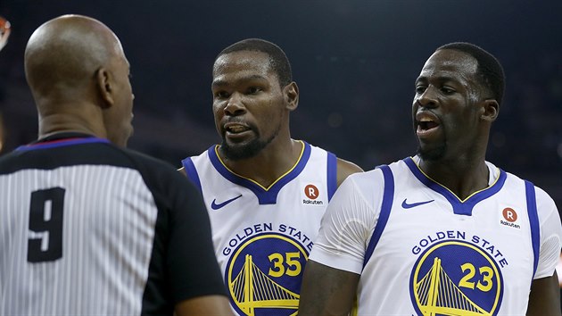 Draymond Green (vpravo) a Kevin Durant z Golden State nesouzn s rozhodm,