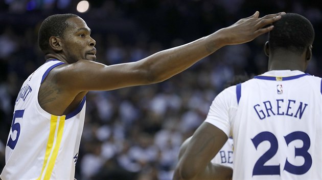 Kevin Durant (vlevo) z Golden State chvl spoluhre Draymonda Greena.