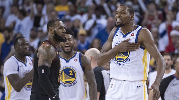 Kevin Durant (vpravo) z Golden State oslavuje, LeBron James z Clevelandu ho v ten moment moc rd nem.