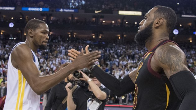 LeBron James (vpravo) z Clevelandu blahopeje k vhe Kevinu Durantovi z Golden State.