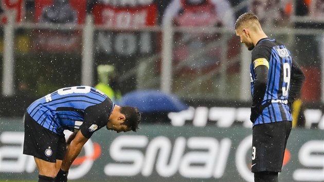 Mauro Icardi (vpravo) a Martins Eder z Interu Mil�n zklaman� po tref� AC Mil�n.