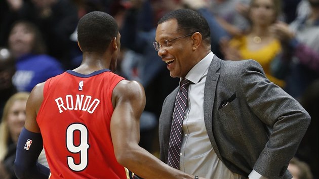 Rajona Ronda z New Orleans chvl trenr Alvin Gentry.