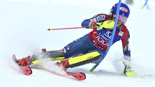 Americk lyaka Mikaela Shiffrinov bhem slalomu v Lienzu.