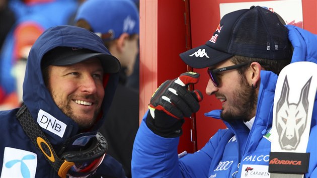 Askel Lund Svindal (vlevo) a Dominik Paris debatuj v cli sjezdu v Bormiu.