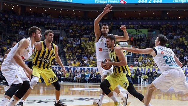 Marko Guduri (u me) z Fenerbahce to kolem Felipeho Reyese (uprosted) a Jayceeho Carrolla (20) z Realu Madrid. Sleduje ho spoluhr Jan Vesel.