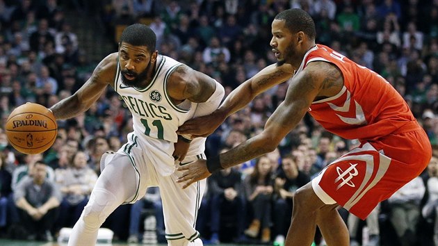 Kyrie Irving (vlevo) z Bostonu obchz Trevora Arizu z Houstonu.