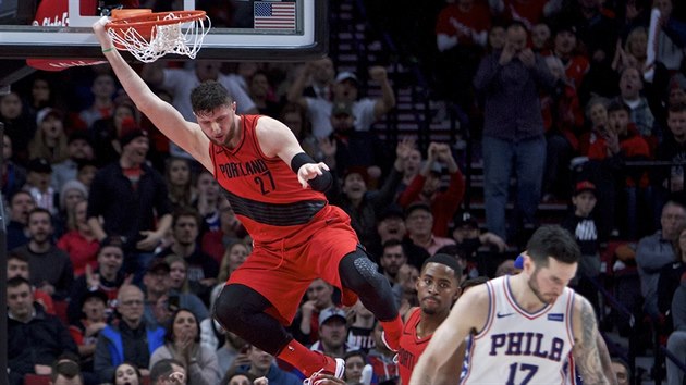 Jusuf Nurki z Portlandu zasmeoval proti Philadelphi, vpravo zklaman J. J. Redick.