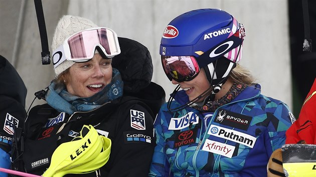 Mikaela Shiffrinov vpravo) se svou matkou Eileen bhem zvod v Lienzu.