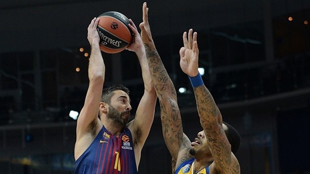 Juan Carlos Navarro (vlevo) z Barcelony úto�í na ko� Chimek kolem Malcolma...