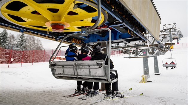 Skicentrum Detn v Orlickch horch spustilo novou tysedakovou lanovku (20.12.2017).