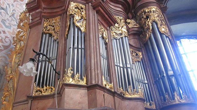 Poškozené varhany v kostele sv. Petra a Pavla v Broumově opravili varhanáři otec a syn Červenkovi.