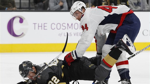 Brooks Orpik z Washingtonu (vpravo) a Tom Nosek z Washingtonu v souboji o puk.