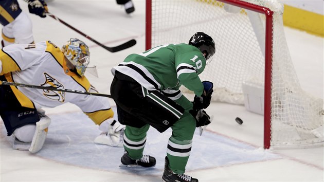 �to�n�k Dallasu Martin Hanzal p�ekon�v� g�lmana Juuseho Sarose v brance Nashvillu.