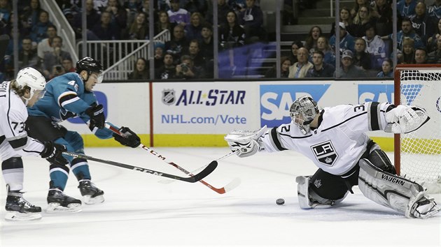 Glman Los Angeles Jonathan Quick zasahuje proti stele tonka San Jose Tome Hertla.