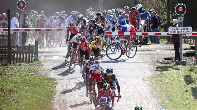V roce 2015 roztrhal peloton nevyzpytatelný železniční přejezd na cestě z Paříže do Roubaix.