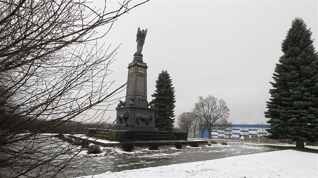 Haly stoj pmo naproti ruskmu pomnku pamtn bitvy u Chlumce z roku 1813.